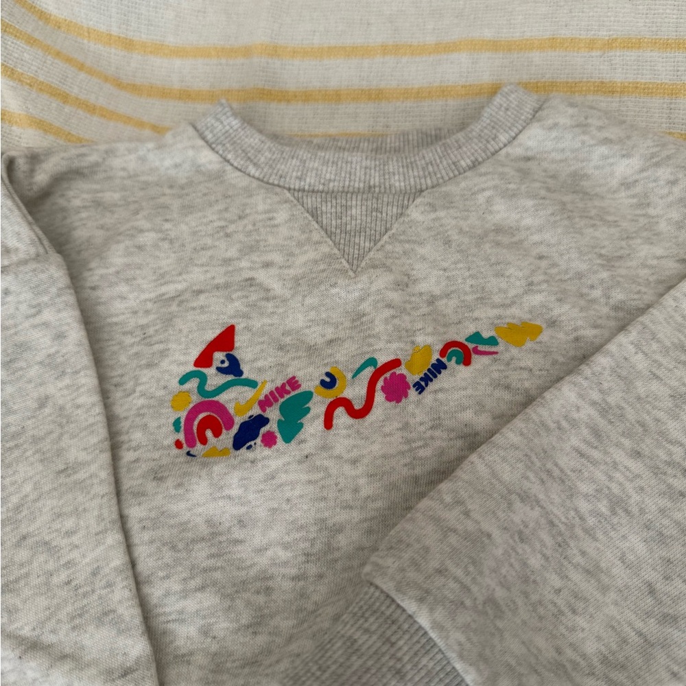 Nike Birch Heather Kids Set with Colorful Logo - Picture 2 of 5